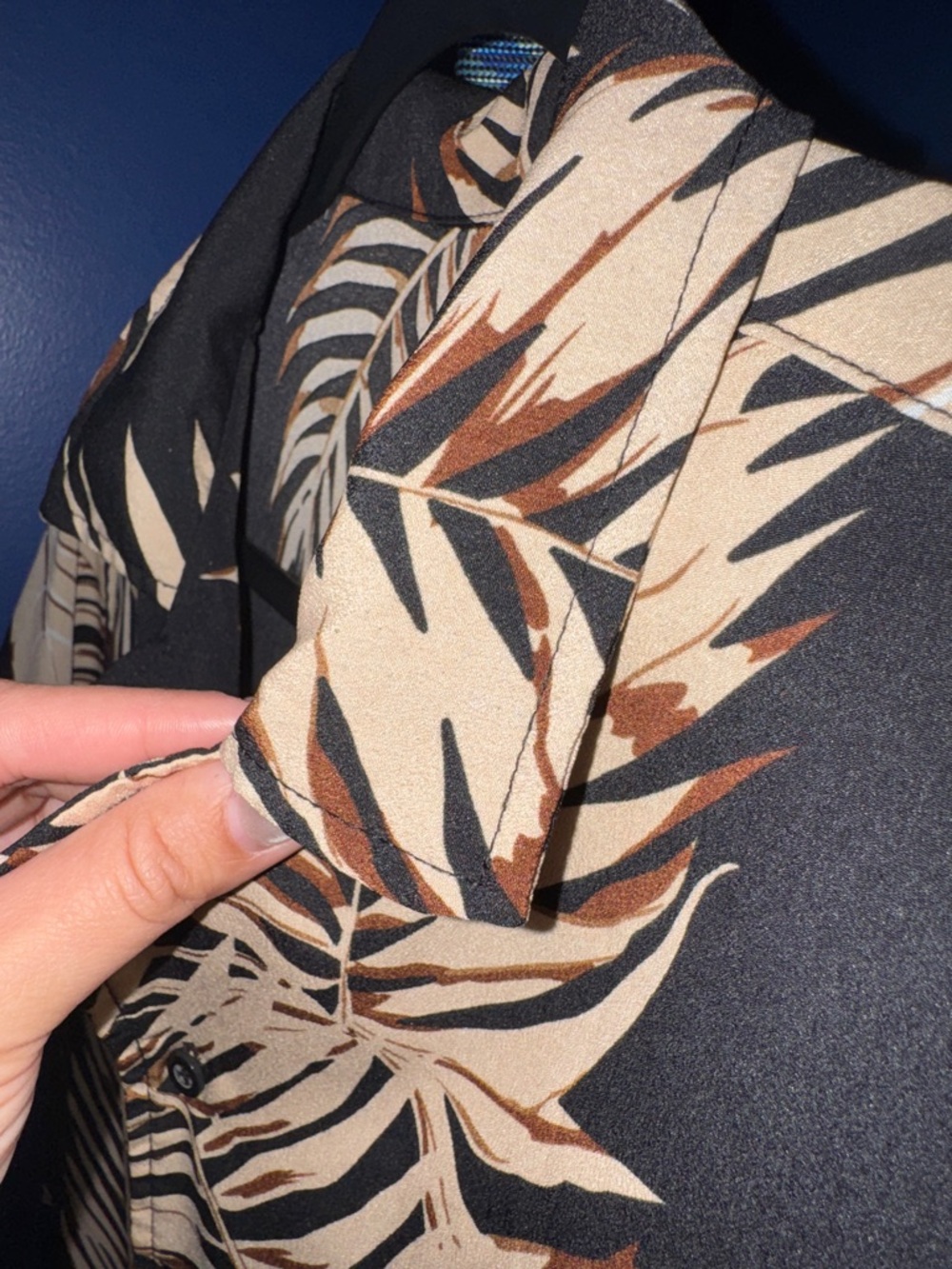 Tropical Leaf Print Button Front Shirt β Size Large - Picture 10 of 12